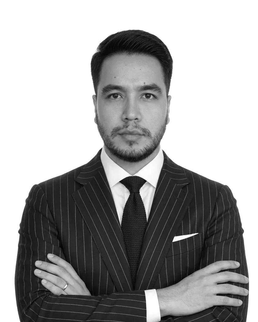 Retrato de Alejandro Medina, abogado tributarista y aduanero.
