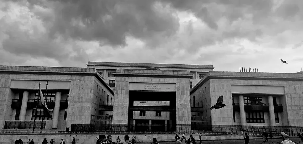 Fachada del Palacio de Justicia, en la plaza de Bolívar de Bogotá, en blanco y negro.