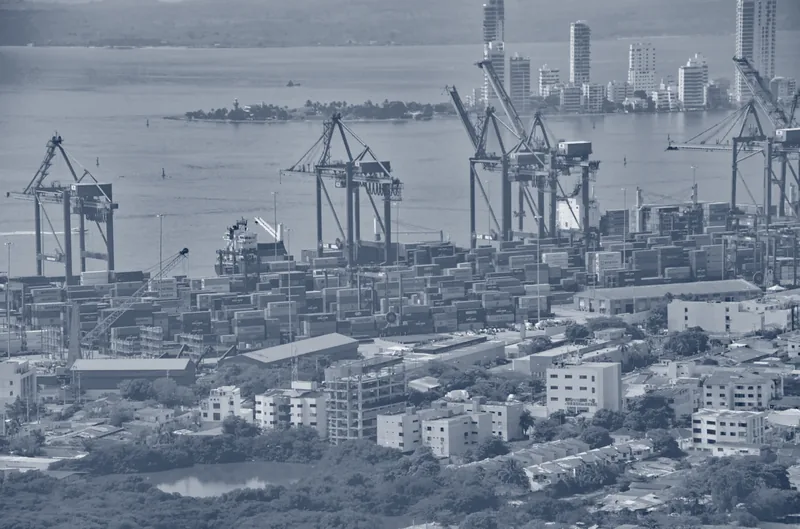 Contenedores apilados en una terminal portuaria de Cartagena, en duotono azul marino.